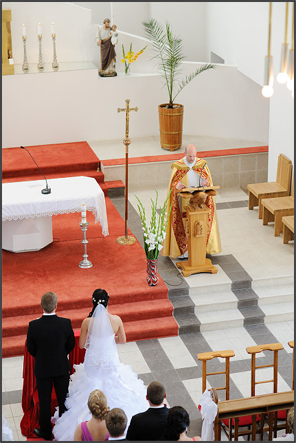 modernios vestuvės bažnyčioje