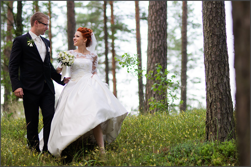 nepaprastos vestuvių fotosesijos nuotraukos miške