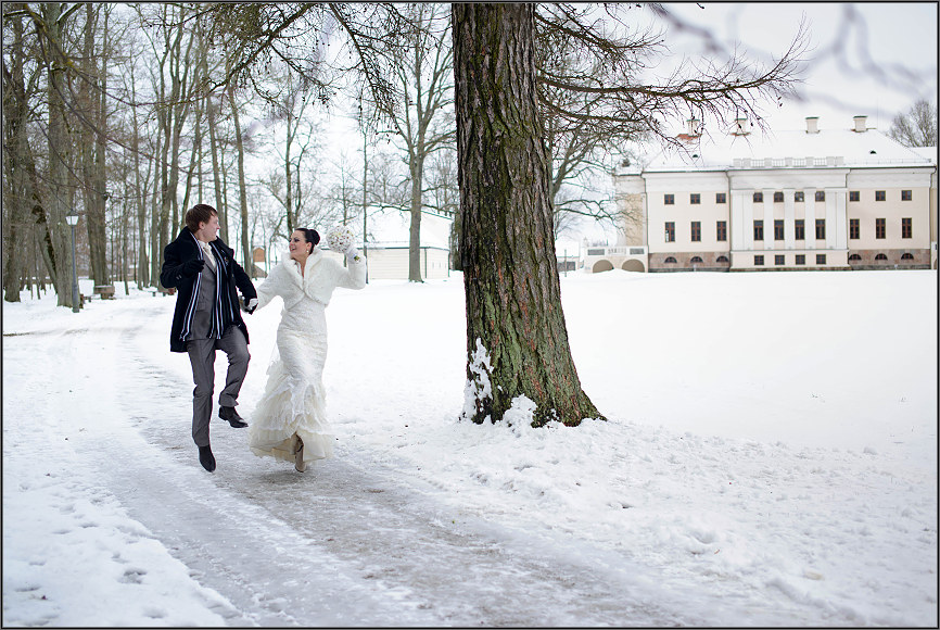 Wonderful winter wedding. Linksmos vestuvinės fotosesijos nuotraukos Pakruojo dvare